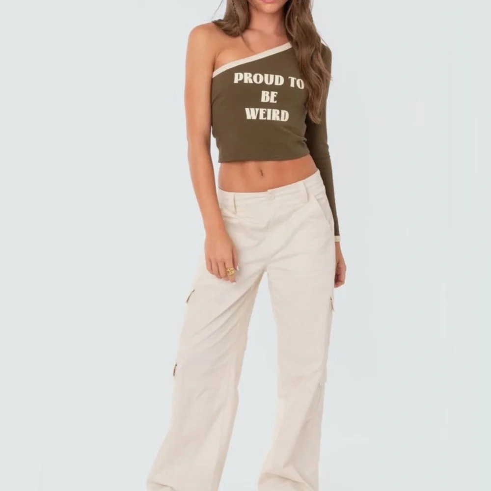EDIKTED Nyra One Shoulder Top - Picture 2 of 2